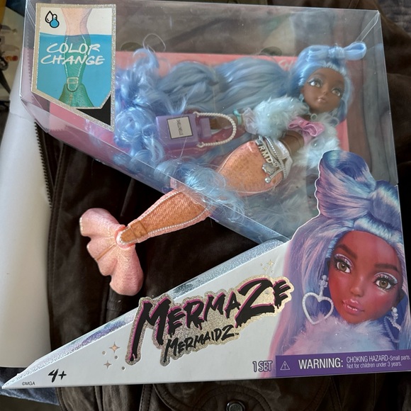 Mermaze Mermaidz color change shellnelle fashion doll with accessories. - Picture 3 of 3